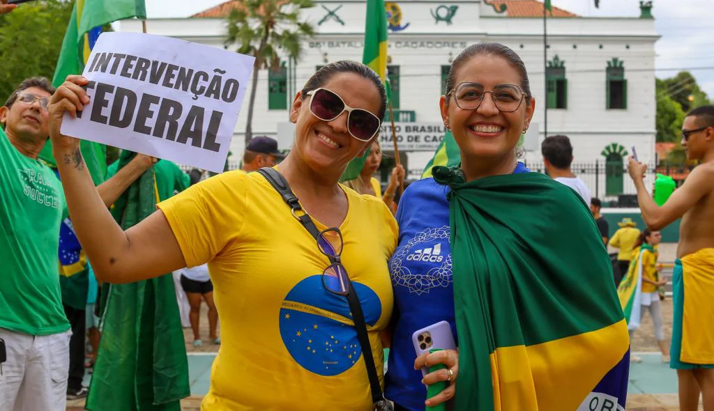 Grupo exibindo cartaz pedindo "intervenção federal"