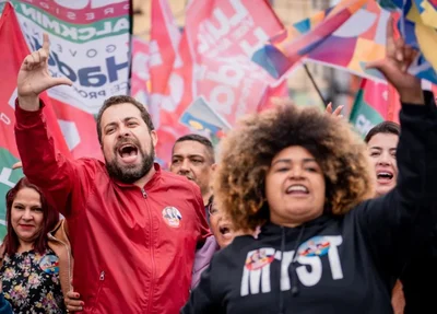 Guilherme Boulos e manifestantes do MTST