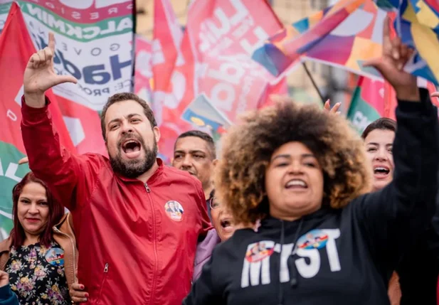 Guilherme Boulos e manifestantes do MTST