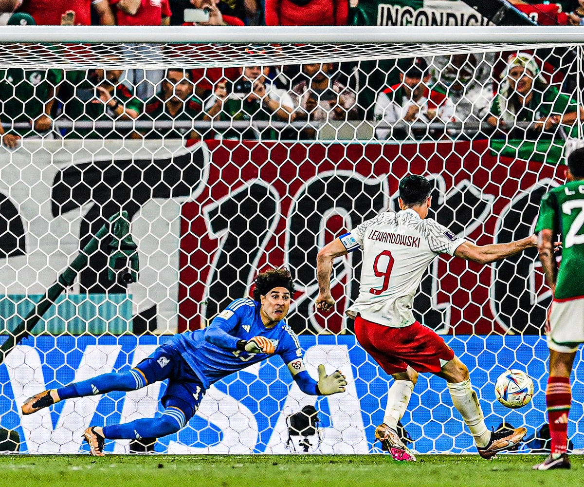 Guilhermo Ochoa defendeu o pênalti cobrado por Robert Lewandowski