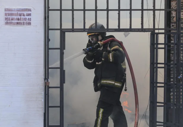 Bombeiros agindo em incêndio loja no Centro de Teresina