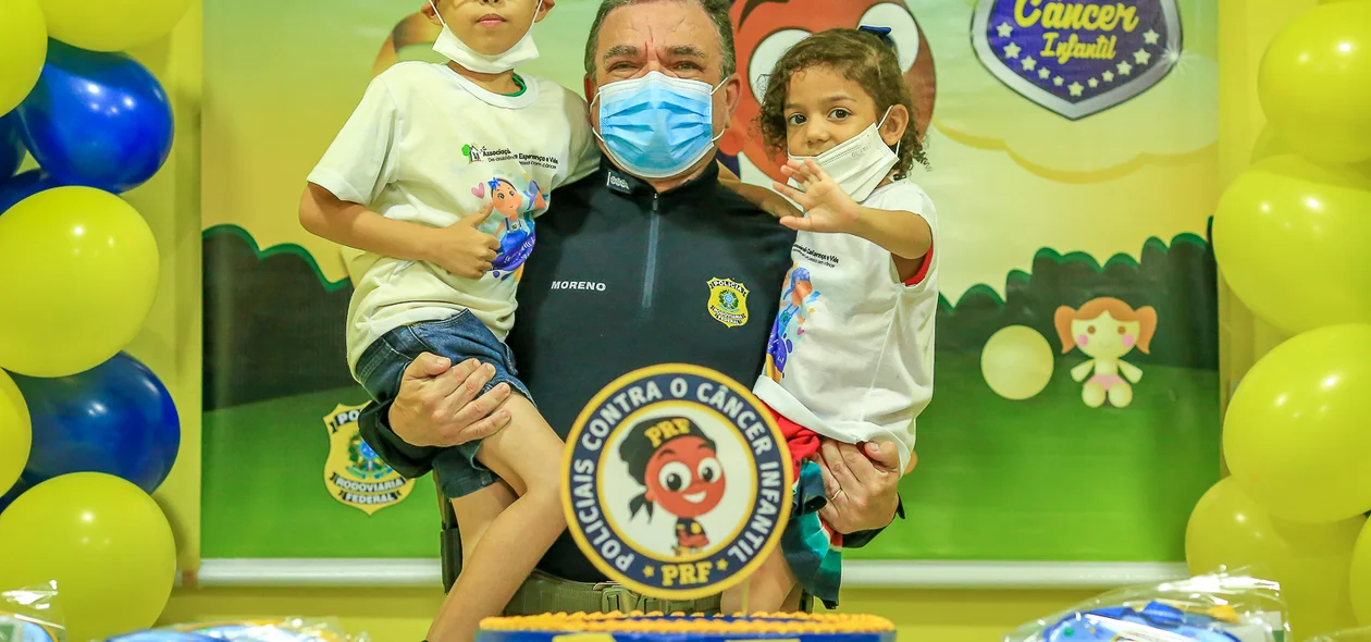 Inspetor Moreno, da PRF, interage com crianças durante evento