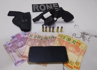 Itens apreendidos pela PM na Vila Cristalina, no bairro Água Mineral, em Teresina