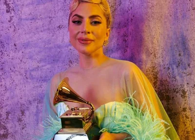 Lady Gaga com um dos gramofones
