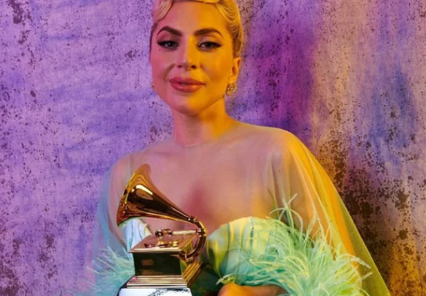 Lady Gaga com um dos gramofones