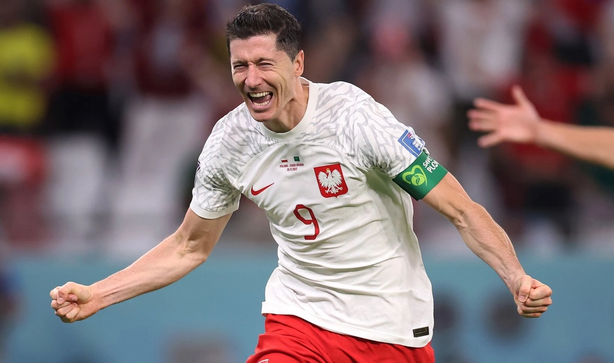 Lewandowski comemorando seu primeiro gol em Copa do Mundo