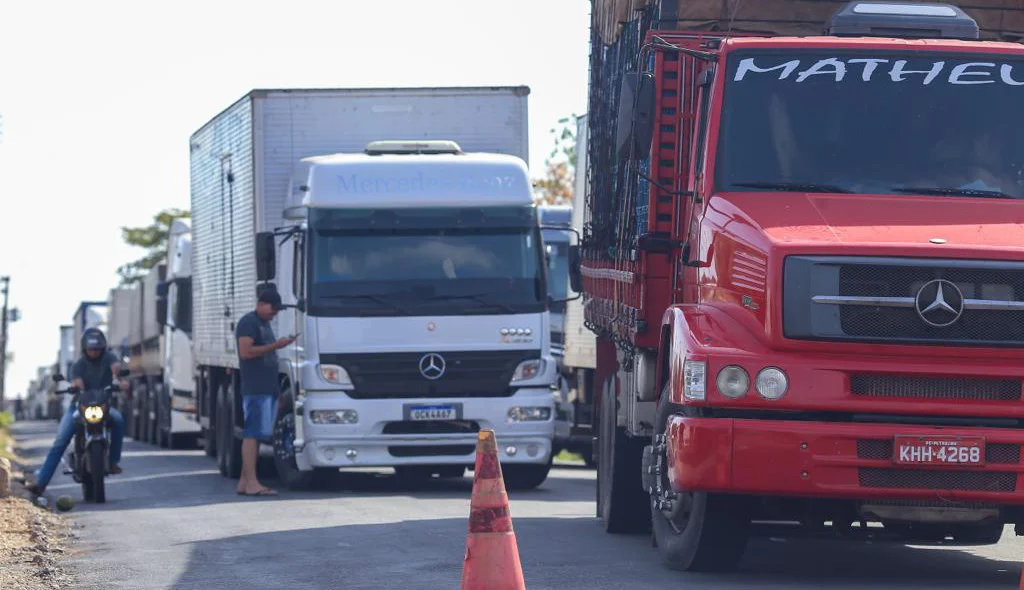 Longa fila de caminhoneiros se formou na Tabuleta