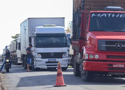 Longa fila de caminhoneiros se formou na Tabuleta