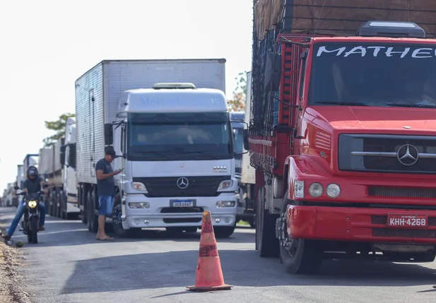 Longa fila de caminhoneiros se formou na Tabuleta