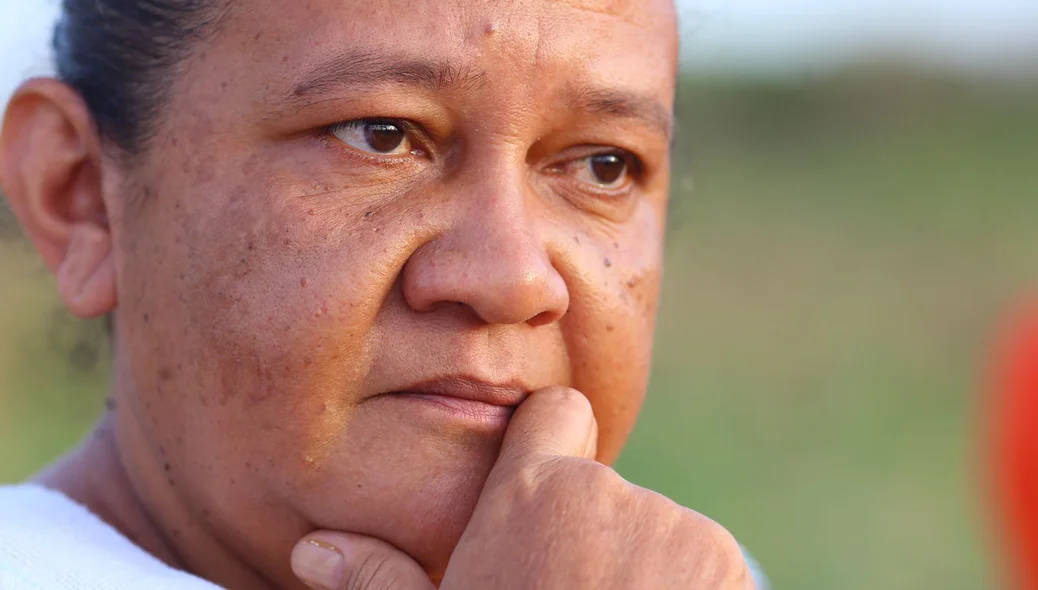 Mãe da vítima no local do crime
