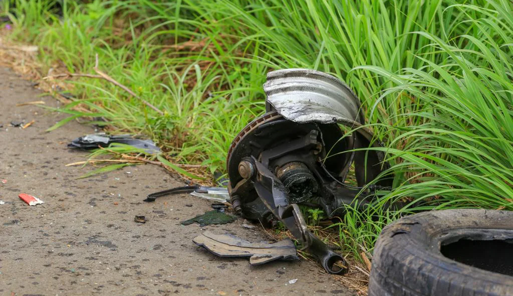 Mais pedados dos carros espalhados na via