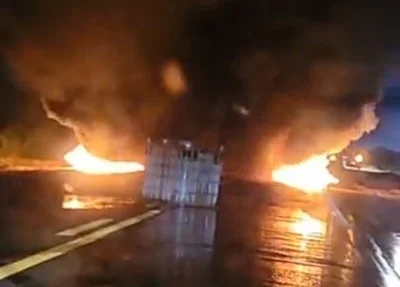 Manifestantes ateiam fogo na pista