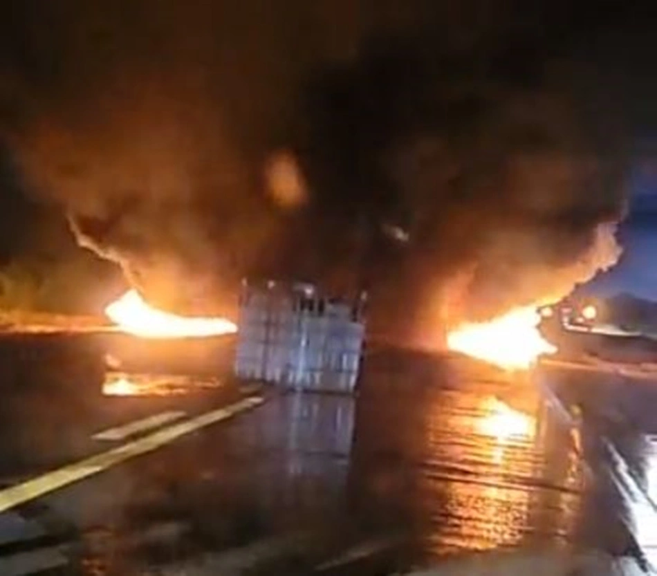 Manifestantes ateiam fogo na pista