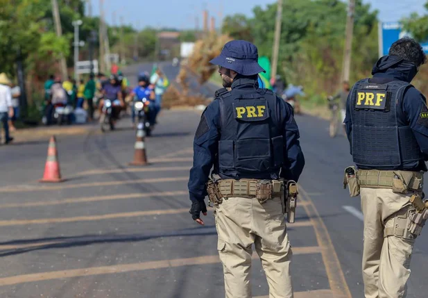 Manifestantes bloqueiam trecho da BR 316 em Teresina