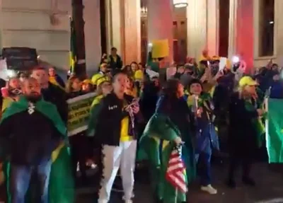 Manifestantes em frente ao hotel em que estavam os ministros do STF