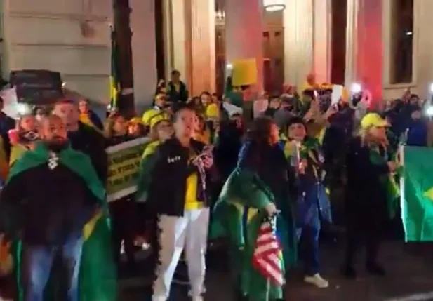 Manifestantes em frente ao hotel em que estavam os ministros do STF