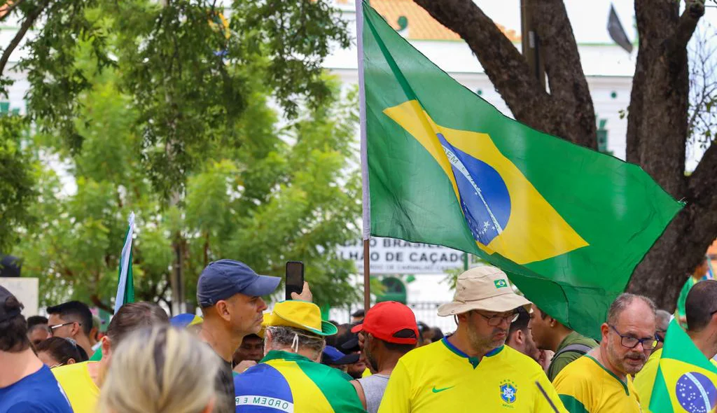 Manifestantes levaram bandeiras