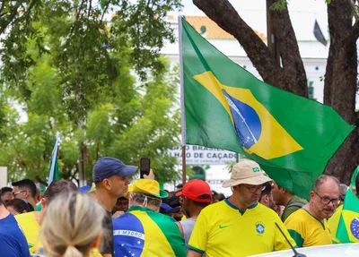 Manifestantes levaram bandeiras
