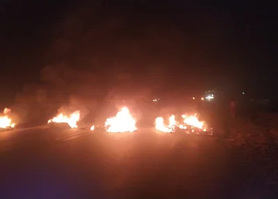 Manifestantes queimaram pneus e bloquearam a rodovia