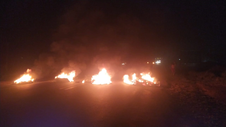 Manifestantes queimaram pneus e bloquearam a rodovia