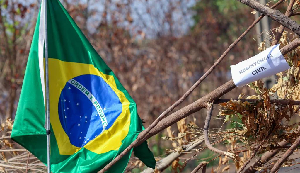 Manifestantes resistem em deixar o local