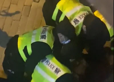 Momento em que Edward Lawrence é agredido pelos policiais