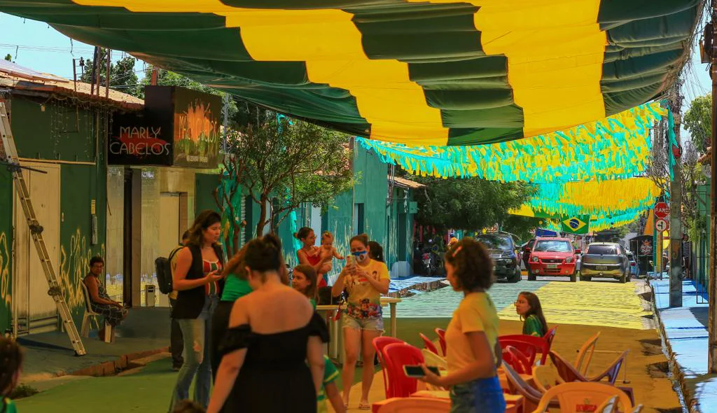 Moradores enfeitam Rua da Crel no bairro Dirceu 1 para estreia da seleção na Copa