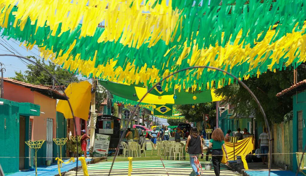 Moradores enfeitam Rua da Crel no bairro Dirceu 1 para estreia da seleção na Copa