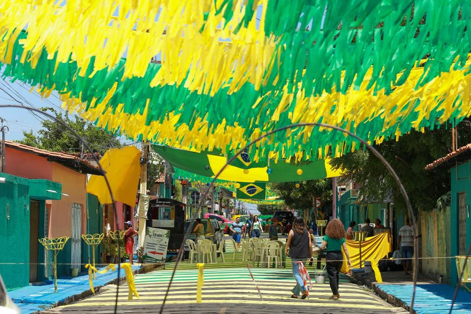 Moradores enfeitam Rua da Crel no bairro Dirceu 1 para estreia da seleção na Copa