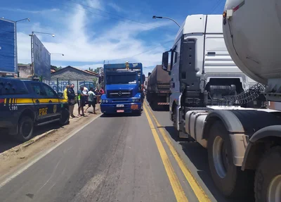 Motociclista colidiu frontalmente contra o caminhão