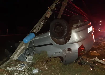 Motorista fica ferido após capotar veículo e colidir em poste no Piauí