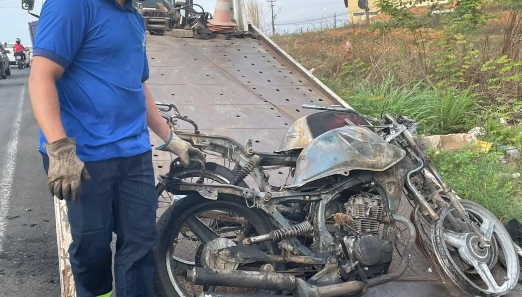 Motos pegam fogo após colisão frontal em Teresina