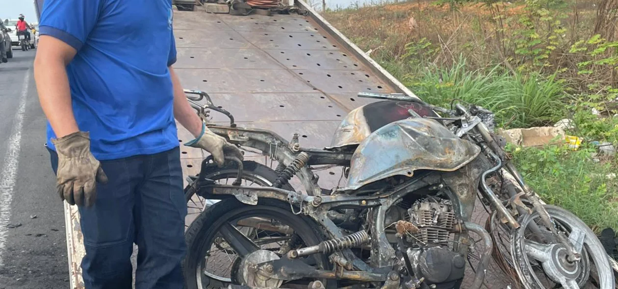 Motos pegam fogo após colisão frontal em Teresina