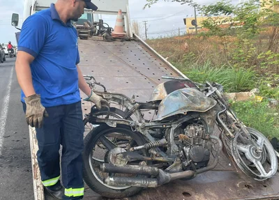 Motos pegam fogo após colisão frontal em Teresina