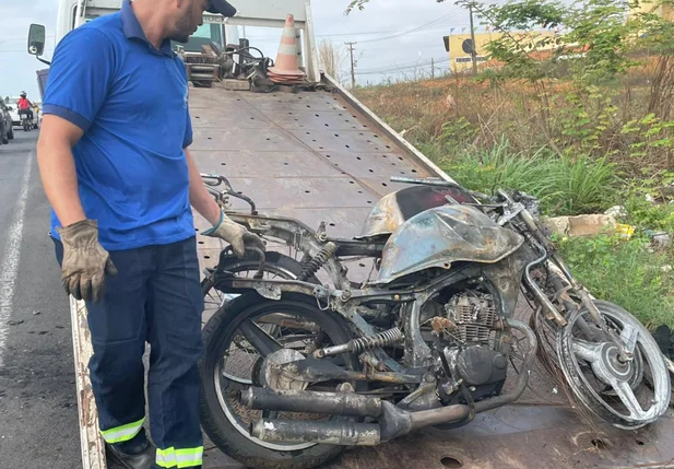 Motos pegam fogo após colisão frontal em Teresina