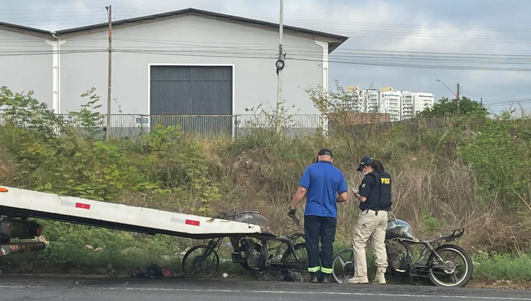Motos pegam fogo após colisão frontal na zona sudeste de Teresina