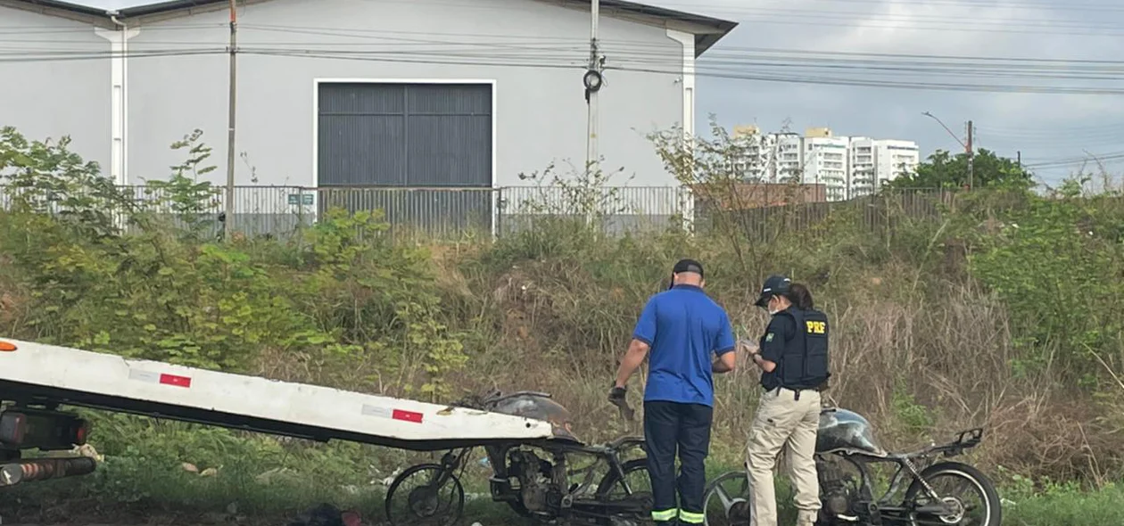 Motos pegam fogo após colisão frontal na zona sudeste de Teresina