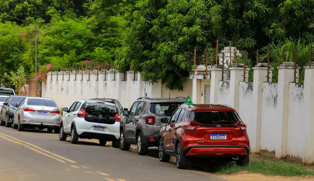 Movimentação de carros na frente da casa do empresário assassinado