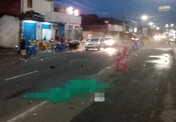 Mulher morre após ser atropelada por dois carros
