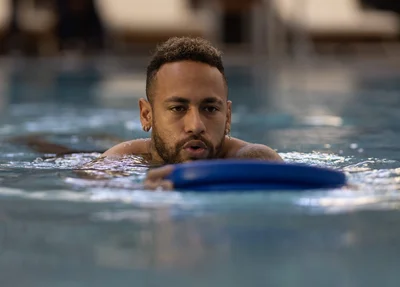 Neymar e Alex Sandro se tratam na piscina