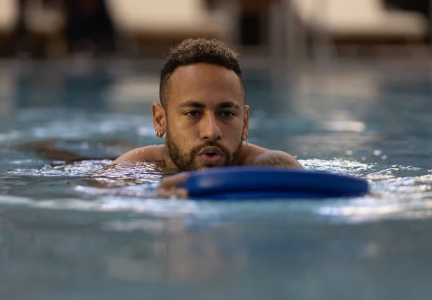 Neymar e Alex Sandro se tratam na piscina