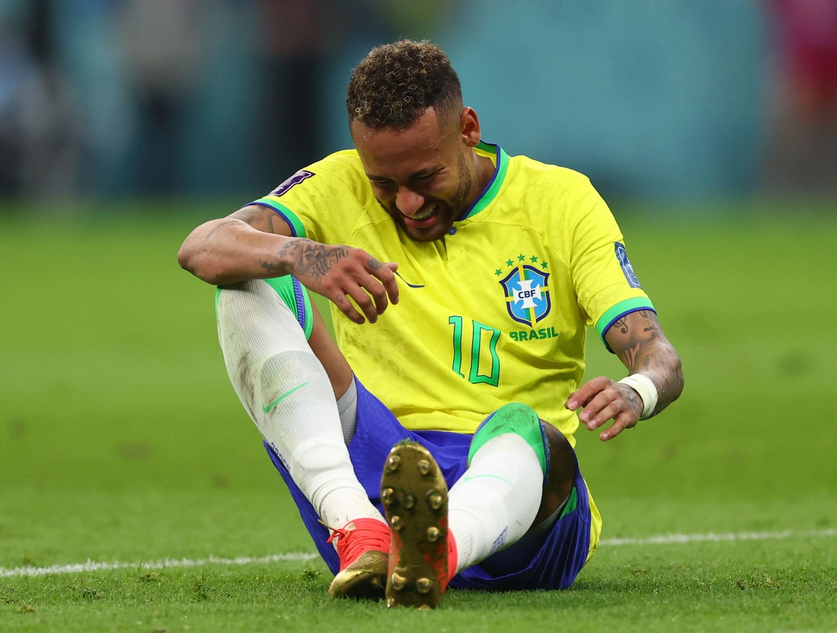 Neymar sentindo o tornozelo na partida contra a Sérvia