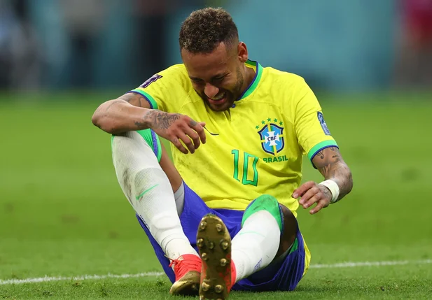 Neymar sentindo o tornozelo na partida contra a Sérvia