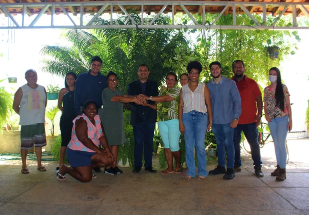 Nouga Cardoso visita obra no Residencial Bosque Sul