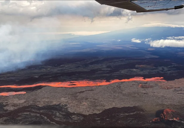 O maior vulcão ativo do mundo, o Mauna Loa, começou a entrar em erupção na última madrugada no Havaí