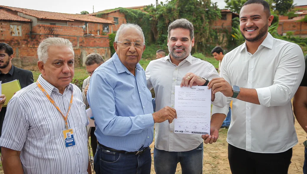 Obra é retomada após assinatura de ordem de serviço