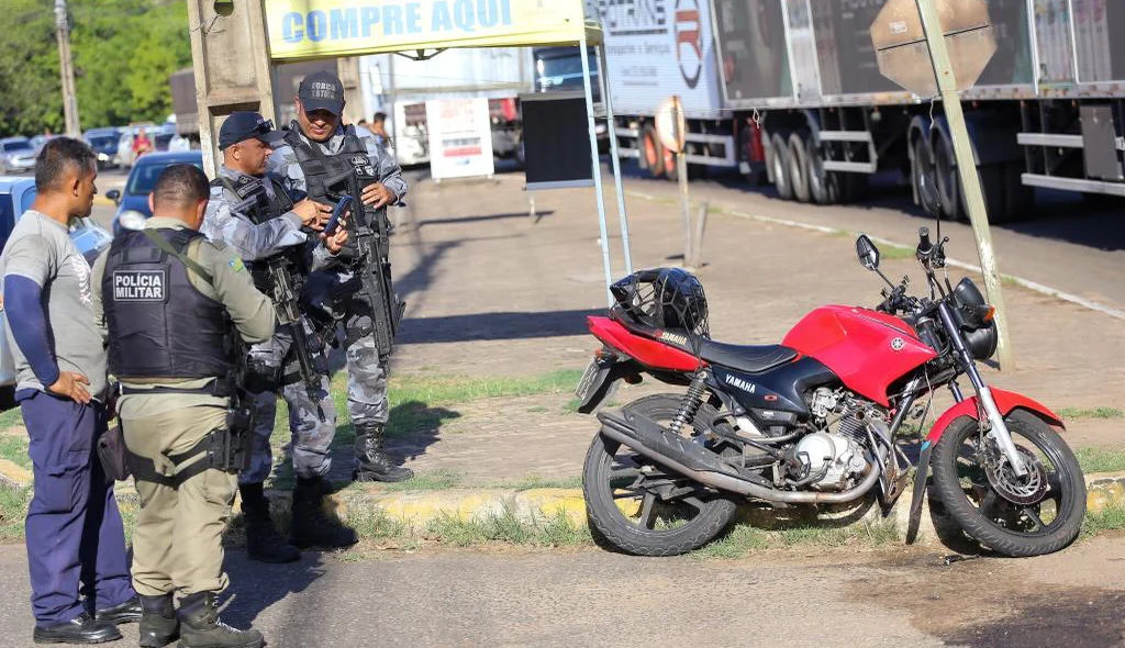 Os policiais estavam em diligências e se depararam com a cena do crime