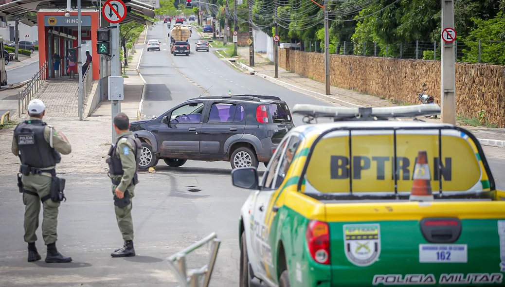 Policiais do BPTRAN no local do acidente