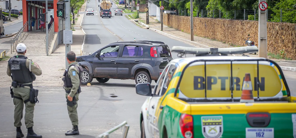 Policiais do BPTRAN no local do acidente