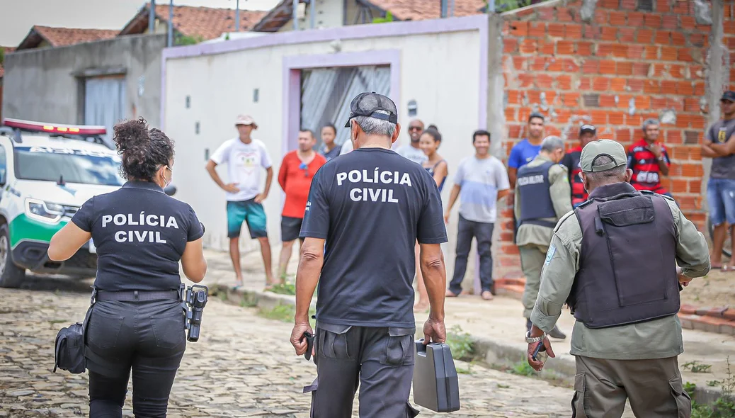 Policiais no local